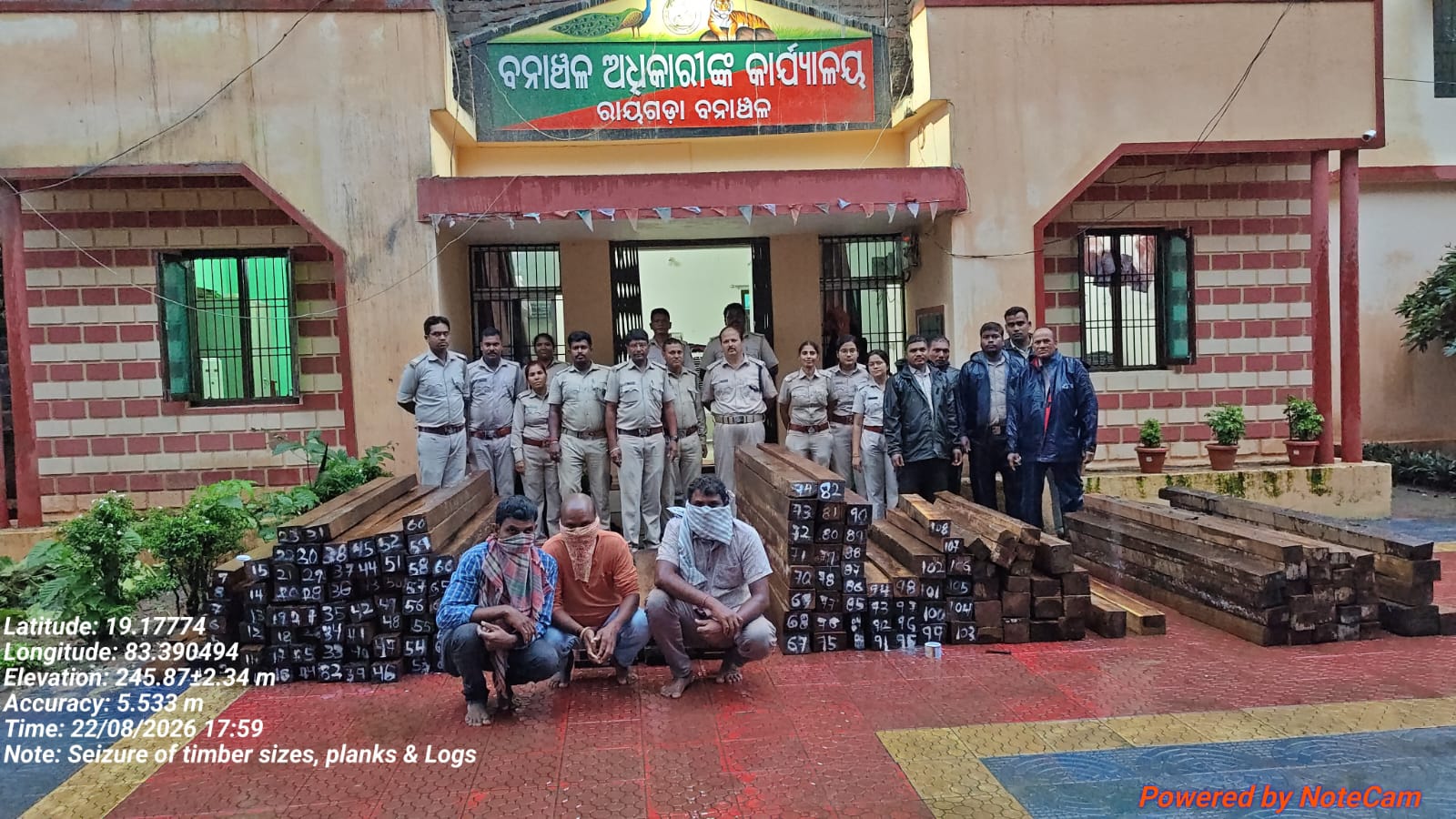 ବନାଞ୍ଚଳ ରାୟଗଡ଼ ପକ୍ଷରୁ ଡୋକୁଲୁଗୁଡା ଗ୍ରାମରେ ବେଆଇନ ଭାବରେ ଗଚ୍ଛିତ ରଖାଯାଇଥିବା କାଠ ଜବତ