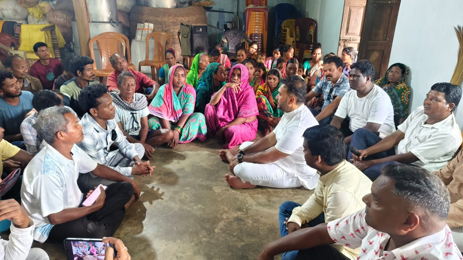 ବିଧାୟକ ଗସ୍ତ କଲେ ତାଲାସିଂ ଗ୍ରାମସମସ୍ୟା ବୁଝିଲେ, ରାସ୍ତା ନିର୍ମାଣର ପ୍ରତିଶ୍ରୁତି ଦେଲେ ବିଧାୟକ ।