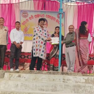 ସ୍ୱଭାବ କବି ଗଙ୍ଗାଧର ମେହେରଙ୍କ ୧୬୫ତମ ଜୟନ୍ତୀ, ଝିଲିମିଣ୍ଡା ଜଗନ୍ନାଥ ଉଚ୍ଚ ବିଦ୍ୟାଳୟ ପରିସରରେ ଅନୁଷ୍ଠିତ ହୋଇଯାଇଛି। ବରଗଡ ୨୭,୮( ଭବାନୀ ଶଙ୍କର ପାଢ଼ୀ) ସ୍ୱଭାବ କବି ଗଙ୍ଗାଧର ମେହେରଙ୍କ ୧୬୫ତମ ଜୟନ୍ତୀ ଭାରପ୍ରାପ୍ତ ପ୍ରଧାନ ଶିକ୍ଷକ ଶ୍ରୀ ପୂର୍ଣ୍ଣଚନ୍ଦ୍ର ଭୁଏଙ୍କ ସଭାପତିତ୍ୱରେ ଆନନ୍ଦ ଉଲ୍ଲାସର ସହିତ ମହାସମାରୋହରେ ପାଳିତ ହୋଇଯାଇଛି । ଉତ୍ସବରେ ବୀରସୁରେନ୍ଦ୍ର ସାଏ ମେଡିକାଲ ହସ୍ପିଟାଲ ବୁର୍ଲା ୟୁରୋଲୋଜି ବିଭାଗର ମୁଖ୍ୟ ପ୍ରଫେସର ଡାକ୍ତର ସଞ୍ଜୟ କୁମାର ମହାପାତ୍ର ମୁଖ୍ୟ ଅତିଥି, ପଞ୍ଚାୟତ କଲେଜ ବରଗଡ଼ର ପ୍ରାକ୍ତନ ଅଧ୍ୟାପକ ତଥା ସମ୍ବଲପୁର ବିଶ୍ଵବିଦ୍ୟାଳୟର ପରୀକ୍ଷା ନିୟନ୍ତ୍ରକ ଶ୍ରୀଯୁକ୍ତ ଉମେଶଚନ୍ଦ୍ର ମହାପାତ୍ର ମୁଖ୍ୟବକ୍ତା,ସମ୍ମାନିତ ଅତିଥି ଭାବେ ପୂର୍ବତନ ଝିଲିମିଣ୍ଡା ପଞ୍ଚାୟତ ସରପଞ୍ଚ ତଥା ଝିଲିମିଣ୍ଡା ଉଚ୍ଚ ବିଦ୍ୟାଳୟ ର ପରିଚାଳନା କମିଟି ର ସଦସ୍ୟ ଶ୍ରୀଯୁକ୍ତ ମକରଧ୍ୱଜ ଭୋଇ ସମ୍ମାନିତ ଅତିଥି ତଥା ଗ୍ରାମର ଗୌଁତିଆ ତଥା ଶିକ୍ଷାବିତ୍ ଶ୍ରୀଯୁକ୍ତ ରବୀନ୍ଦ୍ରନାଥ ବାବୁ ସମ୍ମାନିତ ଅତିଥି ଭାବେ ଯୋଗ ଦେଇ ମଞ୍ଚାସୀନ ଥିଲେ। ଛାତ୍ରଛାତ୍ରୀଙ୍କ ଦ୍ୱାରା ପ୍ରାରମ୍ଭିକ ସଙ୍ଗୀତ ‘ବିଶ୍ୱଜୀବନ ହେ ତୁମ୍ଭକୁ କରୁଣା ସିନ୍ଧୁ’ ଗାନ ପରେ ସଭାକାର୍ଯ୍ୟ ଆରମ୍ଭ ହୋଇଥିଲା। ସଭା ପରିଚାଳନା କରିଥିଲେ ସୁଶ୍ରୀ ମୈତ୍ରୀ ସେଠ, ଶର୍ମିଳୀ ପ୍ରଧାନ ଏବଂ ଋତୁପର୍ଣ୍ଣା ଦାଶ। ସଭା ଶେଷରେ କୃତୀ ତଥା ମେଧାବୀ ଛାତ୍ରଛାତ୍ରୀମାନଙ୍କୁ ରାମଚନ୍ଦ୍ର ସ୍ମାରକୀ ପୁରସ୍କାର, ବାଲଗୋବିନ୍ଦ ବାବୁ ପ୍ରଦତ୍ତ ମେଧାବୀ ଛାତ୍ରଛାତ୍ରୀ ପୁରସ୍କାର, ଜିତେନ୍ଦ୍ରିୟ ପ୍ରଧାନ ସ୍ମୃତି ସମ୍ମାନ ପୁରସ୍କାର, ବିପିନ ବିହାରୀ ପ୍ରବନ୍ଧ ପ୍ରତିଯୋଗିତା, ଚତ ଉଚ୍ଚ ବିଦ୍ୟାଳୟ ପରୀକ୍ଷାରେ ହିନ୍ଦୀ, ସାହିତ୍ୟ ଓ ଗଣିତ ବିଷୟରେ ସର୍ବୋଚ୍ଚ ନମ୍ବର ରଖିଥିବା ଛାତ୍ରଛାତ୍ରୀଙ୍କୁ ଅର୍ଥରାଶି ପୁରସ୍କାର, ଜୟଦେବ ମେହେରଙ୍କ ଦ୍ୱାରା ମେଧାବୀ ଛାତ୍ରଛାତ୍ରୀଙ୍କୁ ପୁରସ୍କାର ଏବଂ ସଙ୍ଗୀତରେ ଭାଗ ନେଇଥିବା ଛାତ୍ରଛାତ୍ରୀଙ୍କୁ ଜୟଦ୍ରଥ ମେହେର ସ୍ମୃତି ପୁରସ୍କାର ଅତିଥିମାନଙ୍କ ଦ୍ୱାରା ପ୍ରଦାନ କରାଯାଇଥିଲା। ଛାତ୍ରଛାତ୍ରୀଙ୍କ ଦ୍ୱାରା ପରିବେଷିତ ଗଙ୍ଗାଧର ସାହିତ୍ୟ ଉପରେ ସଙ୍ଗୀତ ରୂପକ ‘କବି ଗଙ୍ଗାଧର’ଙ୍କର ଉପସ୍ଥିତି ଦର୍ଶକମାନଙ୍କୁ ମନ୍ତ୍ରମୁଗ୍ଧ କରିଥିଲା। ଏହି ଅବସରରେ ସଙ୍ଗୀତ କ୍ଷେତ୍ରରେ ବିଶେଷ ଅବଦାନ ଥିବା କୈଳାଶଚନ୍ଦ୍ର ସେଠ, ଗଣେଶ ମାଝୀ ଓ ଶଙ୍କର୍ଷଣ ତାରିଆଙ୍କୁ ଉପଢୌକନ ଓ ମାନପତ୍ର ଦେଇ ସମ୍ବର୍ଦ୍ଧିତ କରାଯାଇଥିଲା। ସମସ୍ତ କାର୍ଯ୍ୟକୁ ପରିଚାଳନା କରିଥିଲେ ନିରଞ୍ଜନ ପ୍ରଧାନ, ରୋହିତ ଭୋଇ ଏବଂ ପ୍ରତାପ କୁମାର ରଣା। ପରିଚାଳନା କମିଟିର ସଭ୍ୟସଭ୍ୟା, ପୁରାତନ ଛାତ୍ରଛାତ୍ରୀ, ଗ୍ରାମ୍ୟ କମିଟି ଓ ଅଭିଭାବକ-ଅଭିଭାବିକା, ଗ୍ରାମବାସୀ କାର୍ଯ୍ୟକ୍ରମକୁ ସଫଳ କରିବା ପାଇଁ ପୂର୍ଣ୍ଣ ସହଯୋଗ କରିଥିଲେ। ପରିଶେଷରେ ଶିକ୍ଷୟିତ୍ରୀ ଶର୍ମିଳୀ ପ୍ରଧାନ ଧନ୍ୟବାଦ ଜ୍ଞାପନ କରିଥିଲେ।