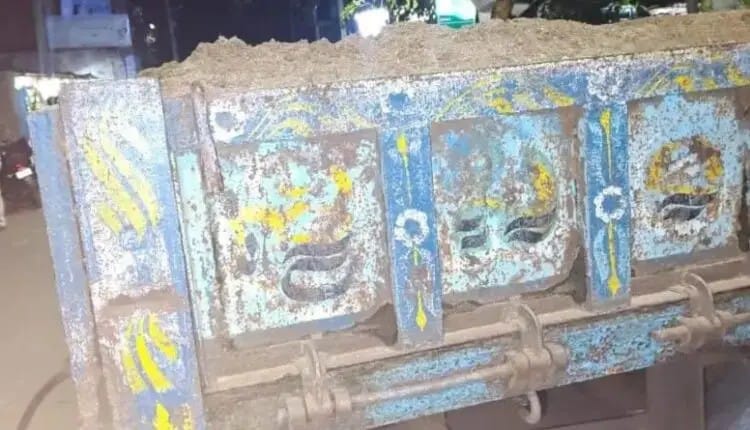 ବେଆଇନ ବାଲିଚାଲାଣ ମାମଲାରେ ଟ୍ରାକ୍ଟର ଜବତ, 51 ହଜାର ଟଙ୍କା ଜରିମାନା ଆଦାୟ ।