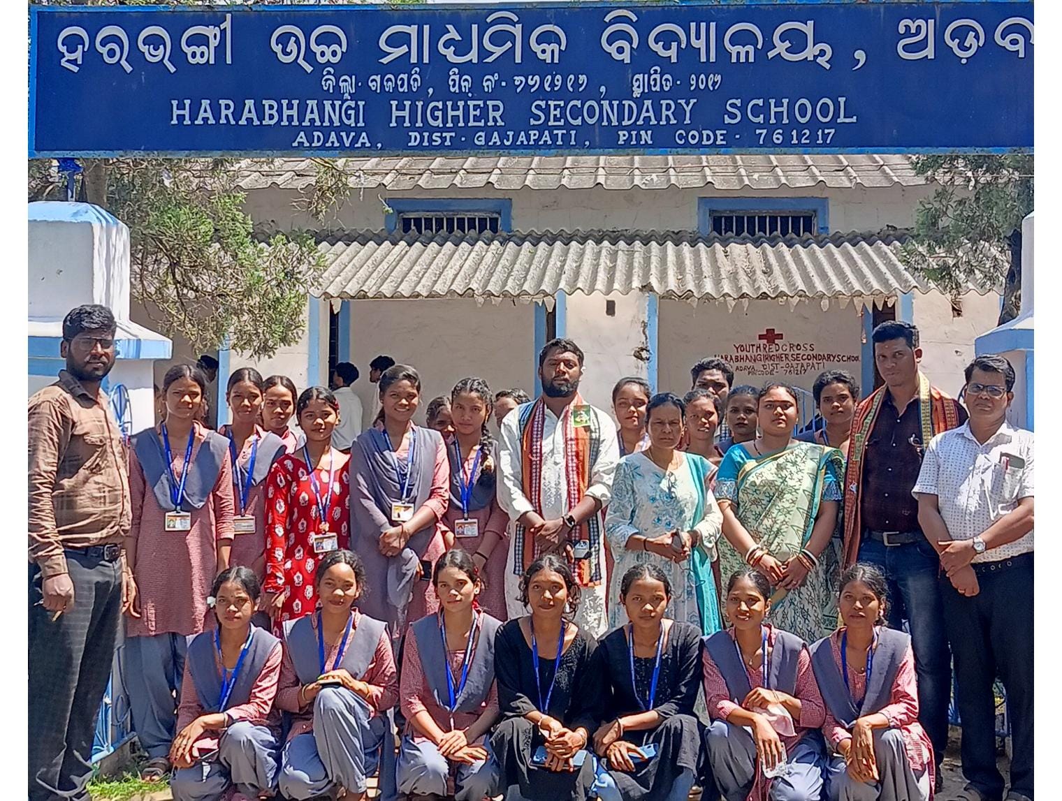 ଶିକ୍ଷାର୍ଥୀ ଙ୍କ ସହ ଗୁରୁଦିବସ ପାଳିଲେ ସମାଜସେବୀ ଆହ୍ବାନ ନାୟକ ।
