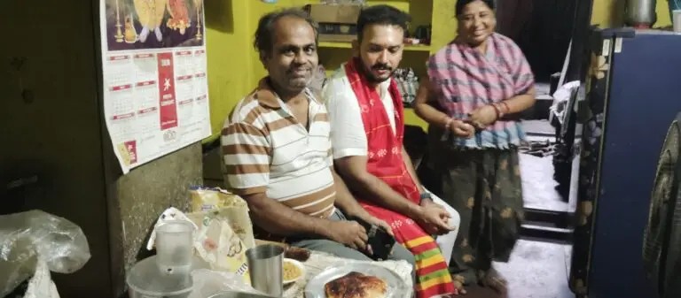 ୯୦ ବର୍ଷର ମିଠା ସ୍ମୃତିକୁ ଛୁଇଁଲେ ବିଧାୟକ ରୂପେଶ ପାଣିଗ୍ରାହୀଭବାନୀ ହୋଟେଲ ପରିଦର୍ଶନ କରି ପରିବାରର ସୁଖଦୁଃଖ ପଚାରି ବୁଝିଲେ, ସହଯୋଗର ପ୍ରତିଶ୍ରୁତି।