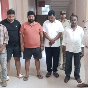 ପଦ୍ମପୁର ନିକଟରେ ଜୁଆ ଆଡ୍ଡା ଉପରେ ଚଢାଉ,୫ ଜୁଆଡି ଗିରଫ ।