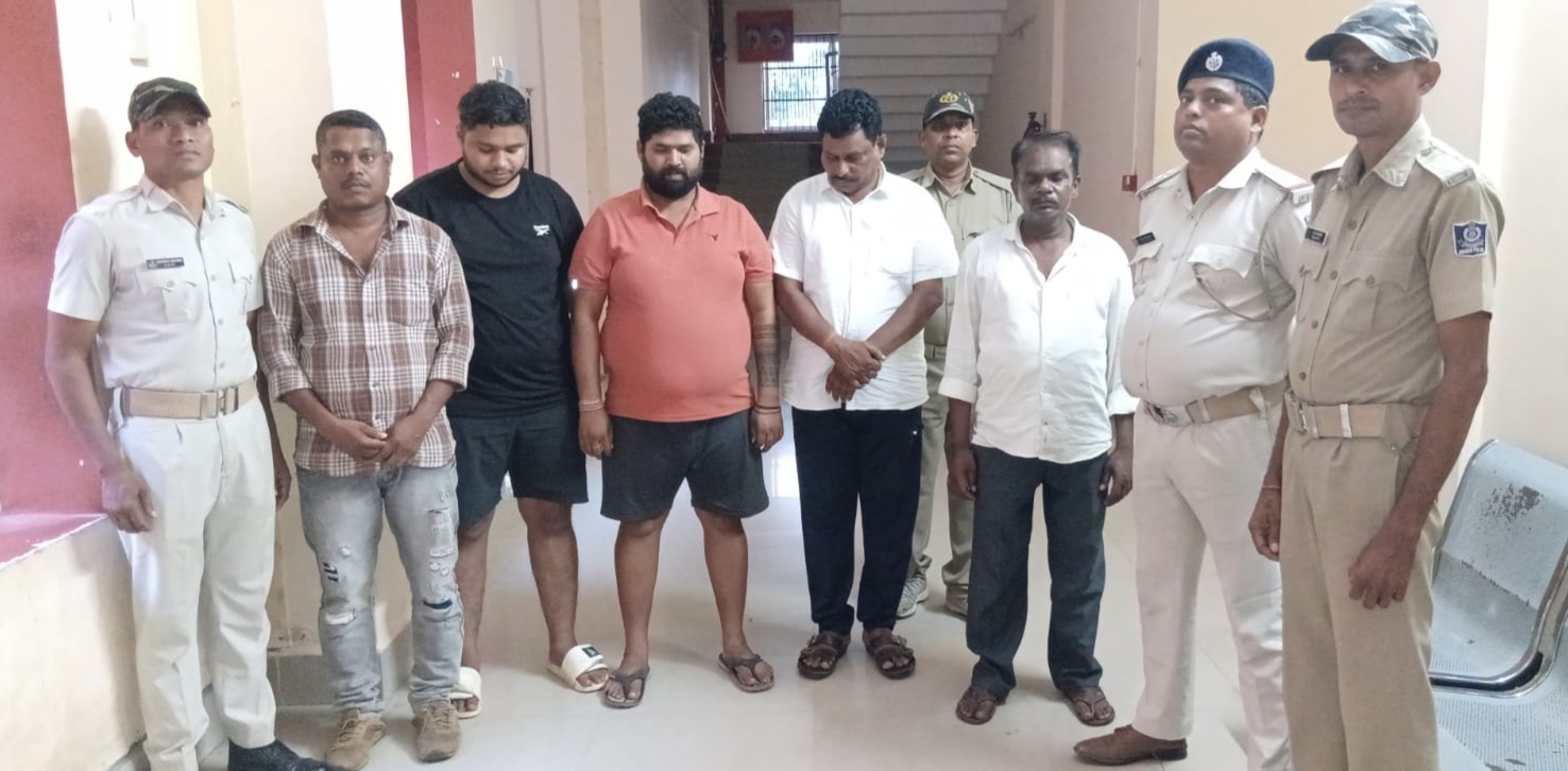 ପଦ୍ମପୁର ନିକଟରେ ଜୁଆ ଆଡ୍ଡା ଉପରେ ଚଢାଉ,୫ ଜୁଆଡି ଗିରଫ ।