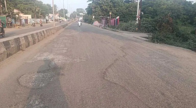 ପୁଲିସ ଷ୍ଟେସନ – ରାମସାଗର ରାସ୍ତା ଅବସ୍ଥା ଶୋଚନୀୟ : ନିର୍ମାଣର ବର୍ଷକ ପରେ ଉଠିଗଲା ପିଚୁ ।