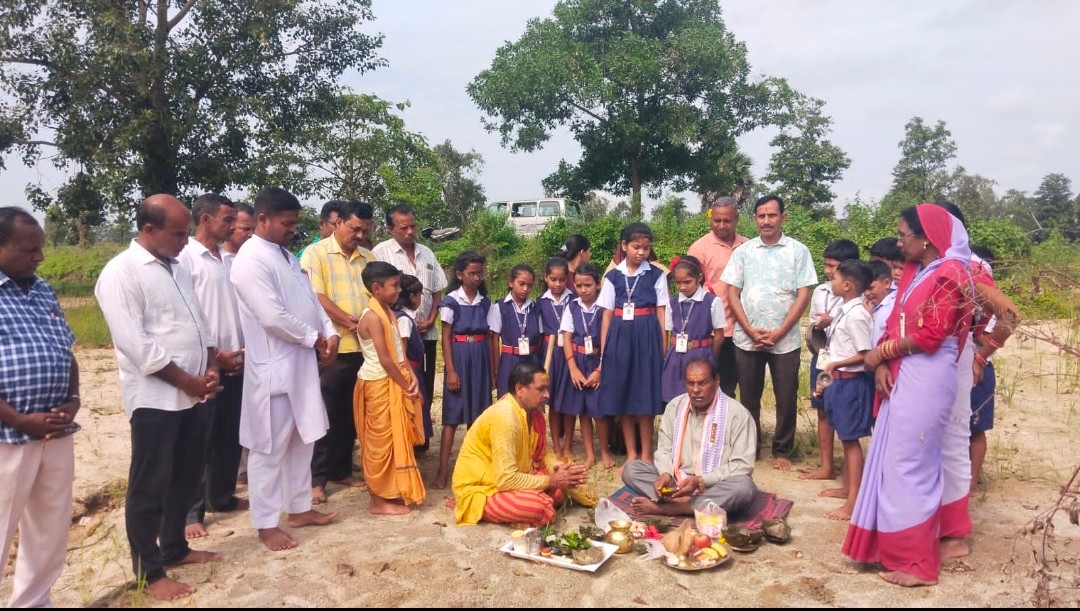 ଥୁଆପାଲି ସରସ୍ଵତୀ ଶିଶୁ ବିଦ୍ୟାମନ୍ଦିର ର ନୂତନ ଗୃହ ଶିଳାନ୍ୟାସ ଅନୁଷ୍ଠିତ ହୋଇଯାଇଛି।