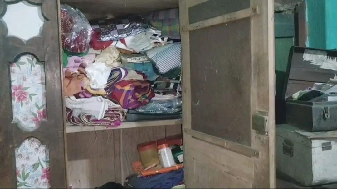 ଗଞ୍ଜାମ ଜିଲ୍ଲା ଧରାକୋଟ ଥାନା ଅନ୍ତର୍ଗତ ଜଗମୋହନ ପଞ୍ଚାୟତର ନନ୍ଦିଘୋର ଗ୍ରାମରେ ବାଡ଼ି ପଟ କବାଟ ଭାଙ୍ଗି ଚୋରୀ କରିଛନ୍ତି ଦୁର୍ବୁତ୍ତ I
