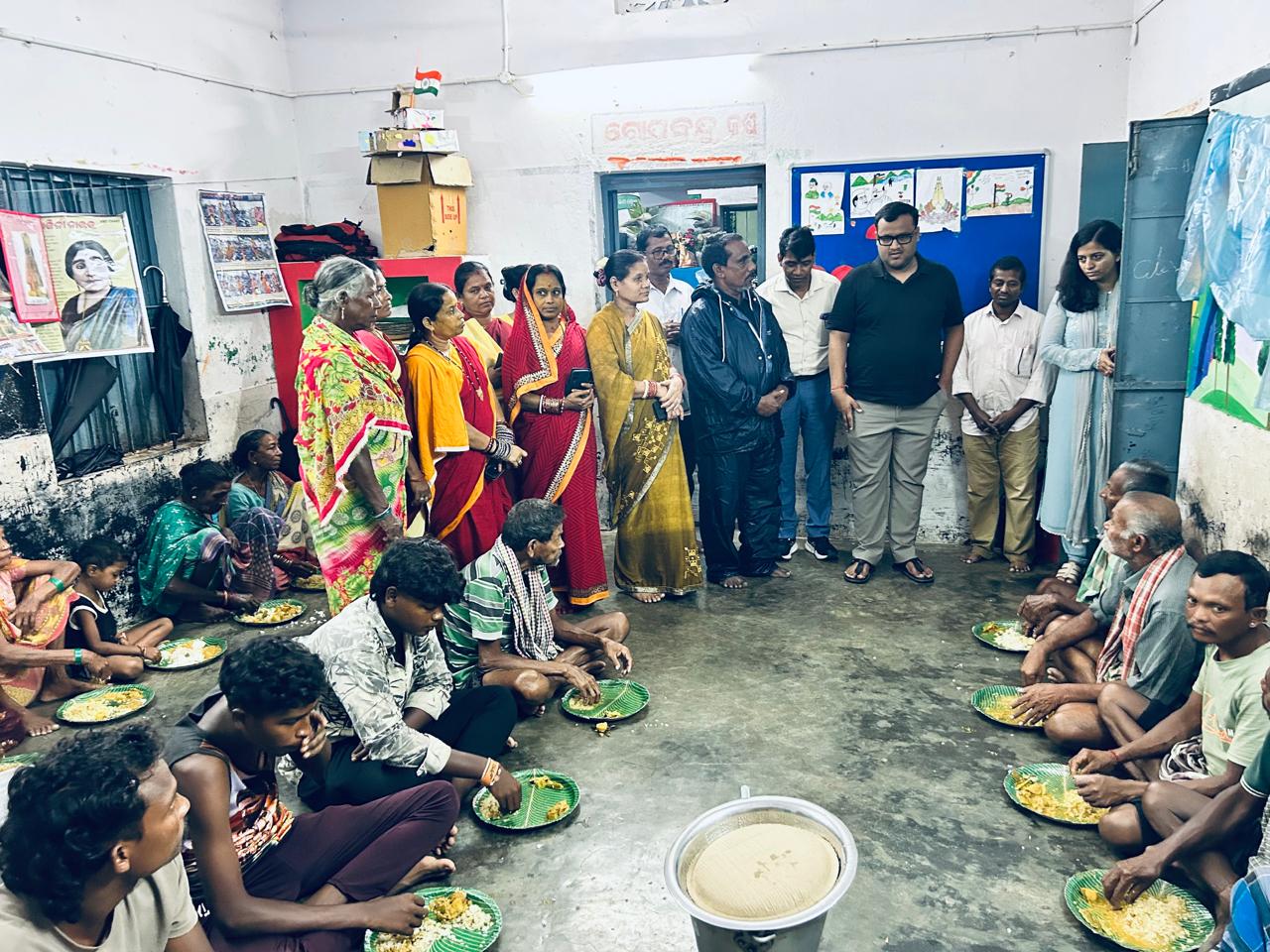 ସମ୍ଭାବ୍ୟ ବାତ୍ୟାକୁ ଦୃଷ୍ଟିରେ ରଖି ଜିଲ୍ଲାପାଳଙ୍କ ସମ୍ବେଦନଶୀଳ ଅଞ୍ଚଳ ଓ ରିଲିଫ୍ କେନ୍ଦ୍ର ପରିଦର୍ଶନ ।