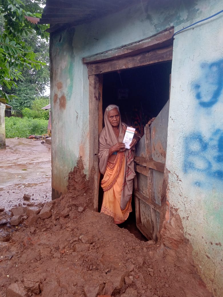 ଲଗାଣ ବର୍ଷାରେ ଭୁଶୁଡ଼ିଲା ଘରଝଡ଼ ବର୍ଷା ମଧ୍ୟରେ ଆଶ୍ରୟ ପାଇଁ ବୃଦ୍ଧା ମା’ଙ୍କ ଦୁର୍ଦ୍ଦଶା ବଢ଼ିଲା