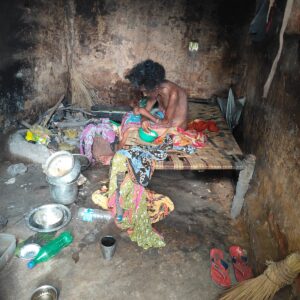 ମୂମୂର୍ଶୁ_ଅବସ୍ଥାରେ_ପଡ଼ିଥିବା_ବୃଦ୍ଧାଙ୍କୁ_ଉଦ୍ଧାର_କଲା_ନିଷ୍ଠା_ପରିବାର