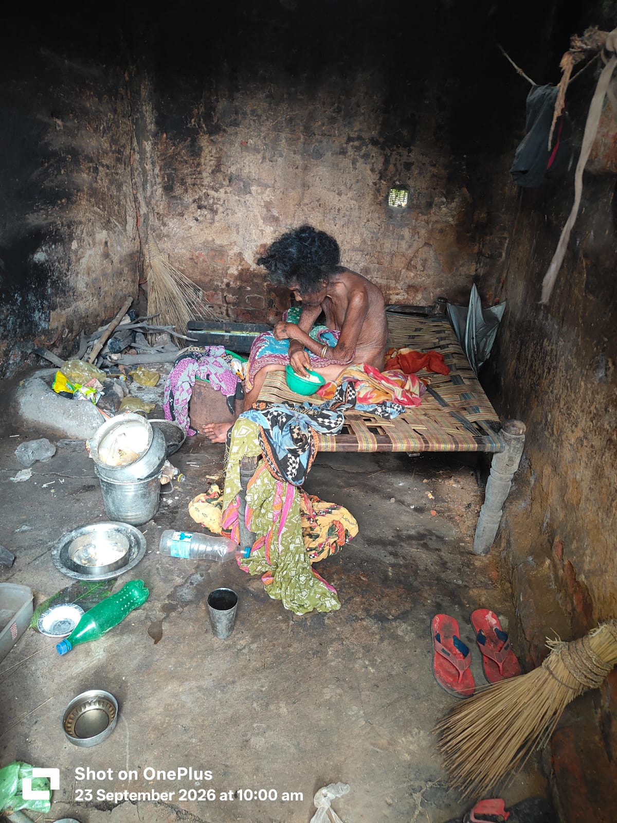 ମୂମୂର୍ଶୁ_ଅବସ୍ଥାରେ_ପଡ଼ିଥିବା_ବୃଦ୍ଧାଙ୍କୁ_ଉଦ୍ଧାର_କଲା_ନିଷ୍ଠା_ପରିବାର