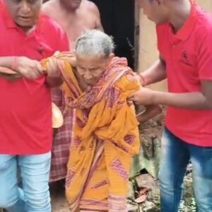 ମୂମୂର୍ଶୁ ଅବସ୍ଥା ରେ ପଡ଼ିଥିବା ବୃଦ୍ଧା ଙ୍କୁ ଉଦ୍ଧାର କଲା ନିଷ୍ଠା ପରିବାର
