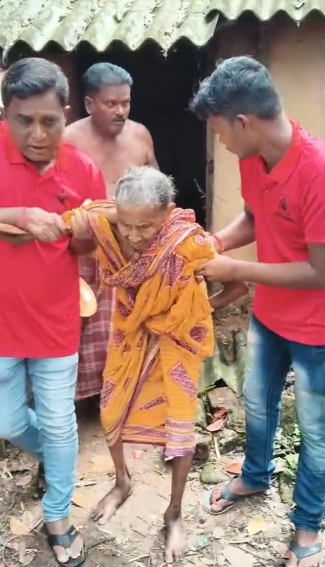 ମୂମୂର୍ଶୁ ଅବସ୍ଥା ରେ ପଡ଼ିଥିବା ବୃଦ୍ଧା ଙ୍କୁ ଉଦ୍ଧାର କଲା ନିଷ୍ଠା ପରିବାର