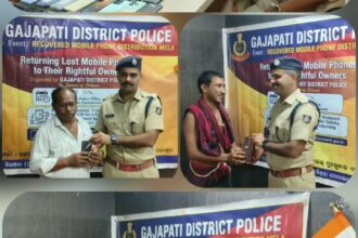ଉଦ୍ଧାର ହୋଇଥିବା ୭୦ ଗୋଟି ମୋବାଇଲ ଫୋନକୁ ହସ୍ତାନ୍ତର କଲା ଗଜପତି ପୋଲିସ ।