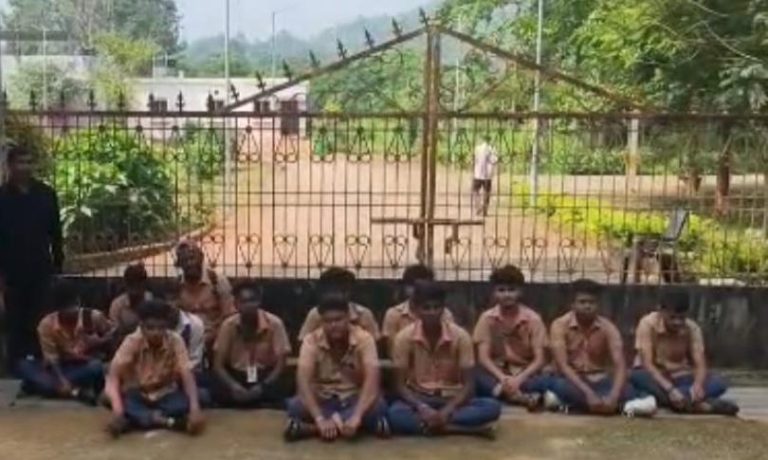 ଆଇଟିଆଇ କଲେଜ ଅଧ୍ୟକ୍ଷଙ୍କ ରାଜ…..15 ଦିନ ଧରି ପାଠପଢାରୁ ବଞ୍ଚିତ ହେଲେ ଛାତ୍ର ।