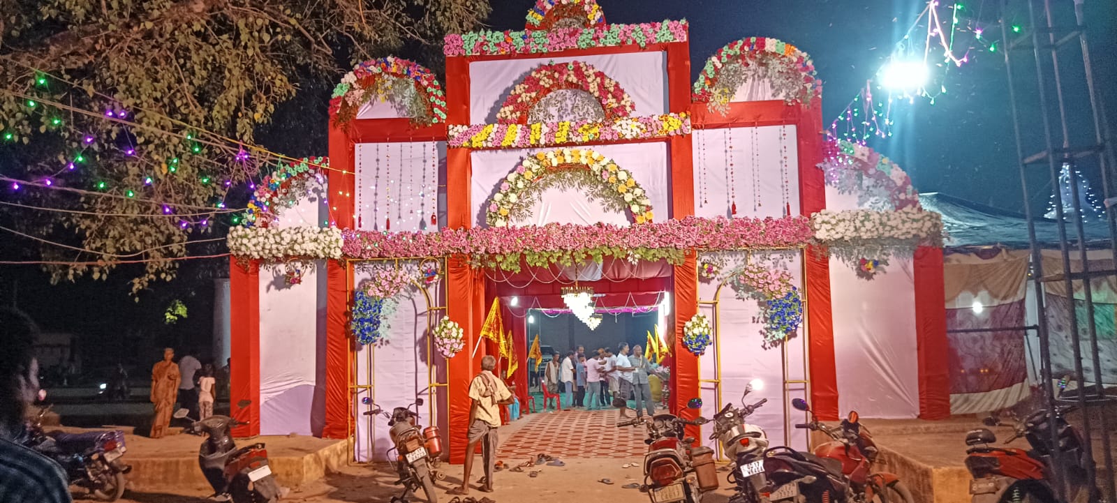 ଝରାପାଲି ମାର୍କେଟ ଠାରେ ମହାସମାରୋହରେ ସାର୍ବଜନୀନ ଦୁର୍ଗା ପୂଜା ଆରମ୍ଭ ହୋଇଯାଇଛି।
