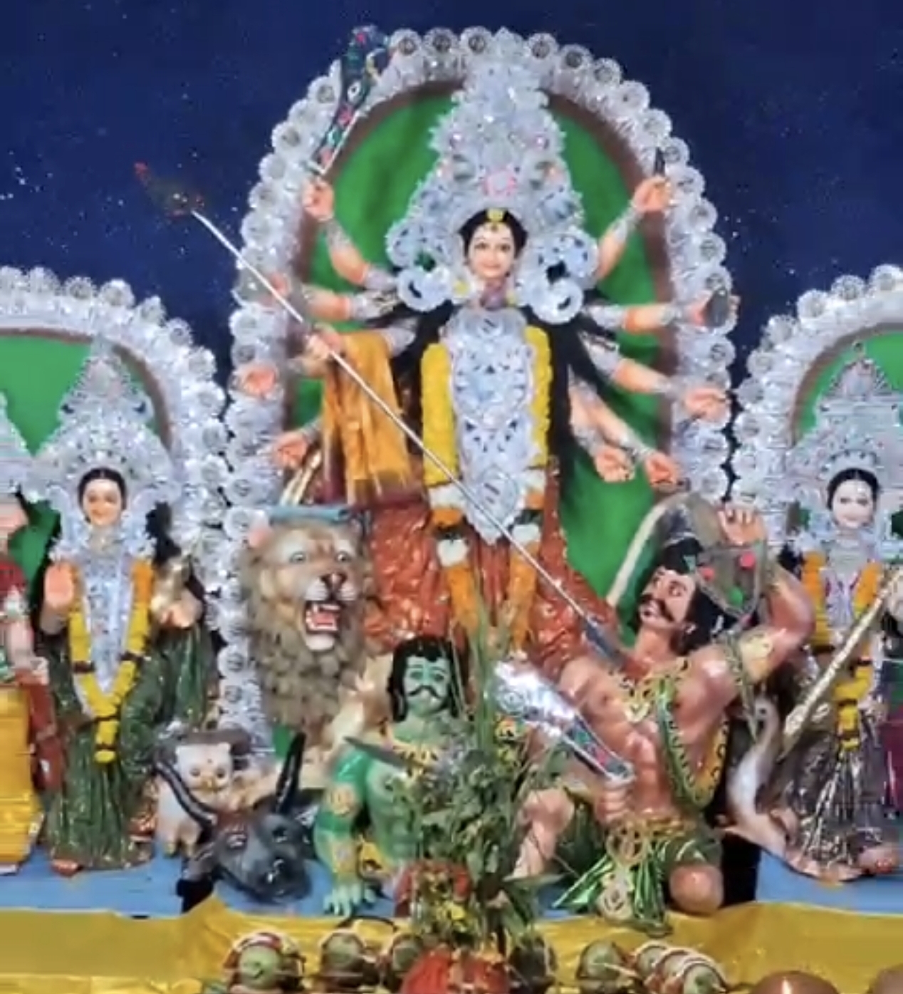 ଦଶହରା ଉପଲକ୍ଷେ ଚଳଚଞ୍ଚଳ ପାରଳାଖେମୁଣ୍ଡି ସହର, ଦର୍ଶନ ପାଇଁ ମଣ୍ଡପରେ ଭକ୍ତଙ୍କ ଭିଡ଼ ।