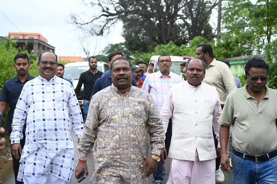ଟିକାବାଲି ରେ "ବାତ୍ୟା ଅର୍ଣ୍ଣବ" ଅଞ୍ଚଳ କୁ ପରିଦର୍ଶନ କଲେ ମନ୍ତ୍ରୀ ରବି ନାରାୟଣ ନାୟକ