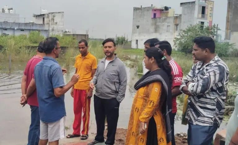 ଜଳବନ୍ଦୀ ଲୋକଙ୍କ ଦୁଃଖ ବୁଝିଲେ ବିଧାୟକ ରୂପେଶ ପାଣିଗ୍ରାହୀ!ବର୍ଷା ବିପତ୍ତିରେ ଲୋକଙ୍କ ପାଖରେ ଛିଡ଼ା ହେଲେ ବିଧାୟକ; ପାନୀୟ ଜଳ, ଖାଦ୍ୟ ଓ ବିଦ୍ୟୁତ୍ ଯୋଗାଣ ସ୍ୱାଭାବିକ କରିବାକୁ ଅଧିକାରୀଙ୍କୁ ତୁରନ୍ତ ନିର୍ଦ୍ଦେଶ