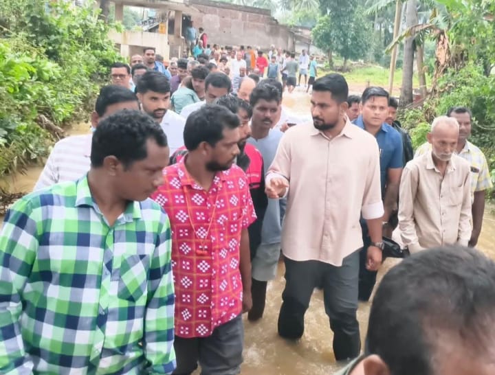 ଗ୍ରାଉଣ୍ଡ ଜିରୋରେ ଆଣ୍ଠୁଏ ପାଣିରେ ପାଦଚଲାରେ ମନ୍ତ୍ରୀ ଶ୍ରୀ ସୂରଜ ଗଜପତିରେ ବାତ୍ୟା ବିପନ୍ନଙ୍କ ଠାରେ ପହଞ୍ଚିଲେ ।